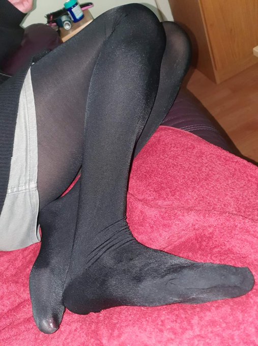 Thick tights this morning, leads to warm legs and moist feet! 

#pantyhoseworship with #nylonteazer https://t