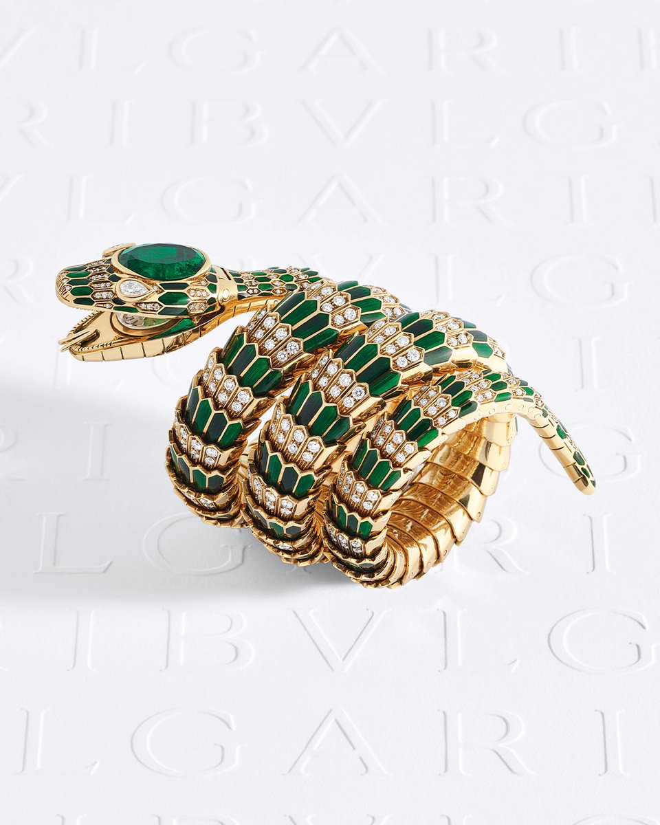 Bulgariofficial's tweet image. Originating from the 1960s, this #SerpentiMetamorphosis heritage watch plays an iconic role in the history of #BulgariWatches. Featured here with green enamel, emeralds, and diamonds, this extravagant piece serves as inspiration for #Bulgari.