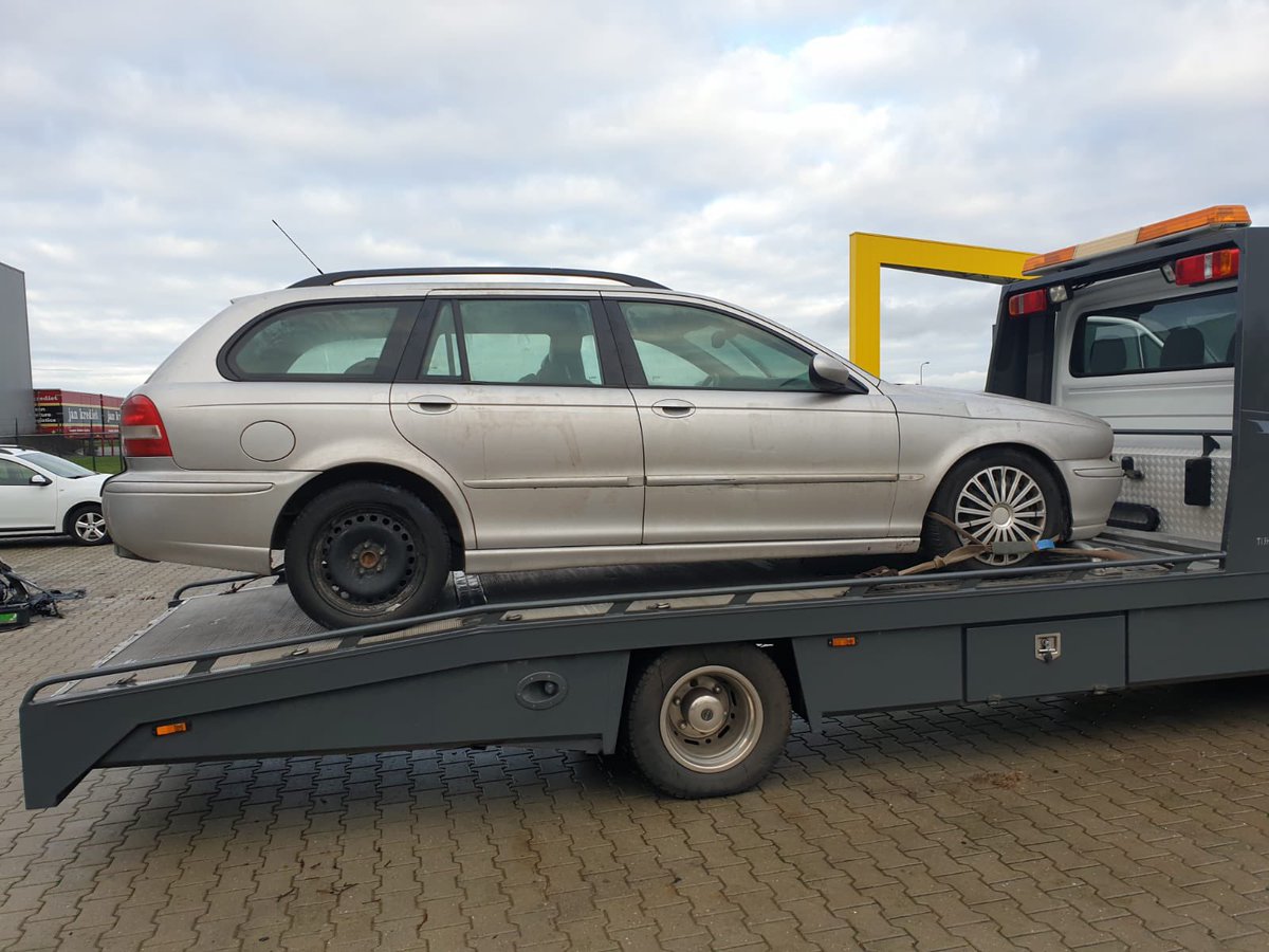 Vorige week troffen wij dit voertuig met bestuurder aan.
De bestuurder had geen rijbewijs. Het voertuig had geen kenteken, was niet verzekerd en had geen apk. Het voertuig is in beslag genomen ter vernietiging. Tegen de bestuurder zijn diverse processen -verbaal opgemaakt.