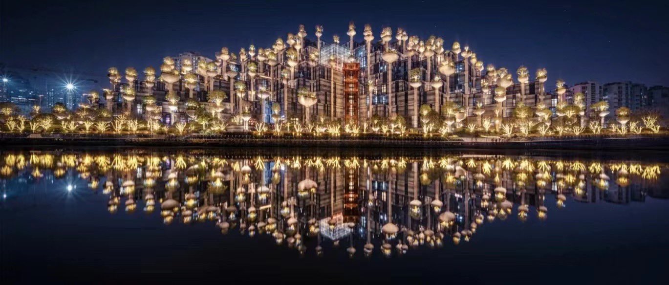 板烧鸡腿堡a Twitter 河对岸看过来的夜景 还是很别具一格的 白天的景色 相信到了春夏季节 会让大家感到惊艳的 Btw 我是没觉得像什么墓地墓碑的 一同参观的几位建筑师和室内设计师也没感觉到 天安千树