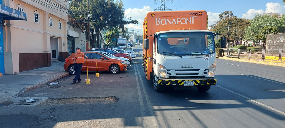 Fpato619's tweet photo. @BonafontMexico tus empleados en doble fila y estorbando las entradas y se ponen prepotentes https://t.co/Nvr29o5n7w