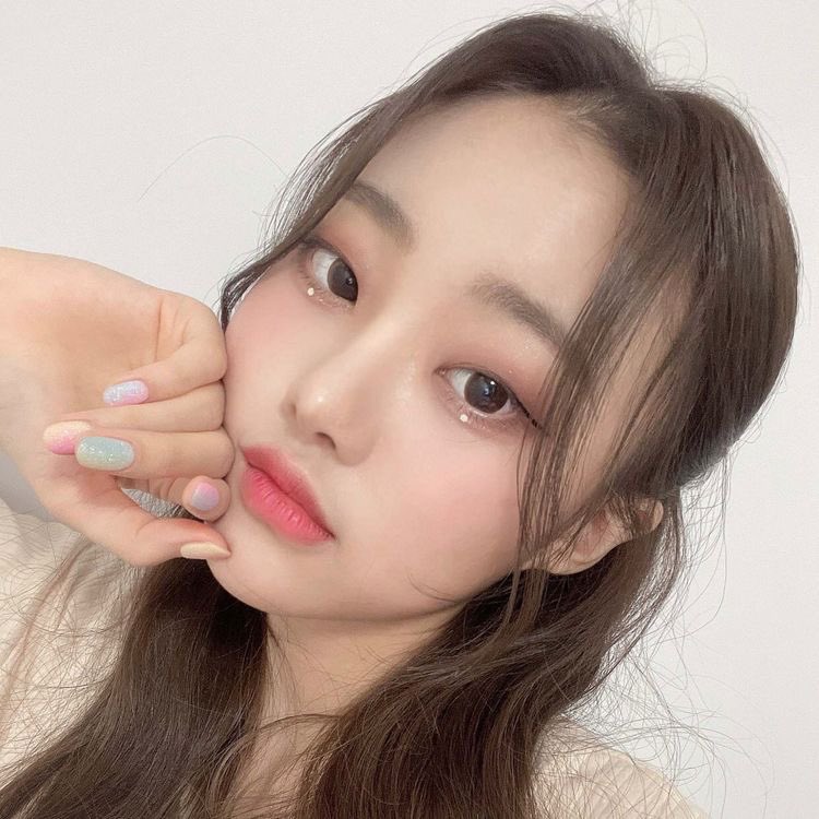 SheonBR's tweet photo. 🐱 — Para o aniversário da Sheon, nós juntamos com a @SUYEONGLOBAL para organizarmos melhor os eventos que faremos. E então pedimos que vocês preencham o formulário abaixo para nos ajudar!

🔗: https://t.co/j6xj2v7jgY

#Billlie #빌리 #SHEON #션 #SUYEON #김수연 @Billlieofficial https://t.co/O28IZxZkA1