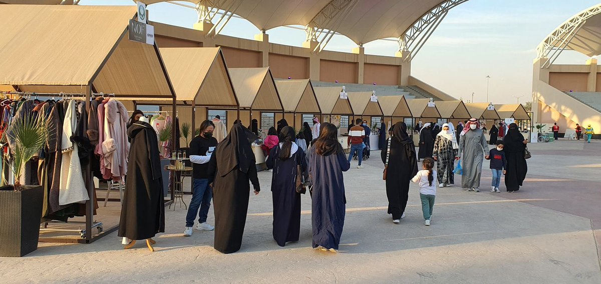 Market2Riyadh's tweet photo. بكم نبدأ يوم جميل في #بسطة_ساحة_العروض والإستمتاع بما تقدمه المشاريع والمتاجر من منتجات وطنية ومجهزه بجلسات خارجيه ومسطحات خضراء تحيط بها المطاعم والمقاهي وألعاب الأطفال ،، فعالياتنا تكتمل بوجودكم❤️ https://t.co/flhMisyQLk