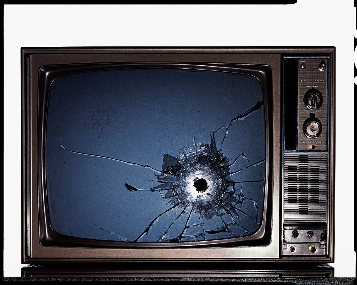 Трещина экрана телевизора. Поломанный телевизор. Телевизор разбит. Старинный телевизор. Разбитый старый телевизор.