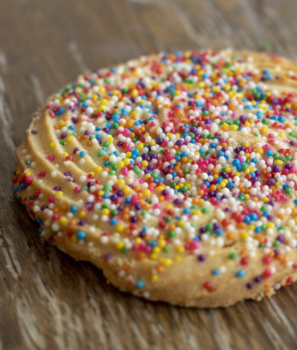 3brothersbakery's tweet photo. We make dreams crumb true w/ this cookie! #3brothersbakery #sprinklecookie https://t.co/SKraROcVk2