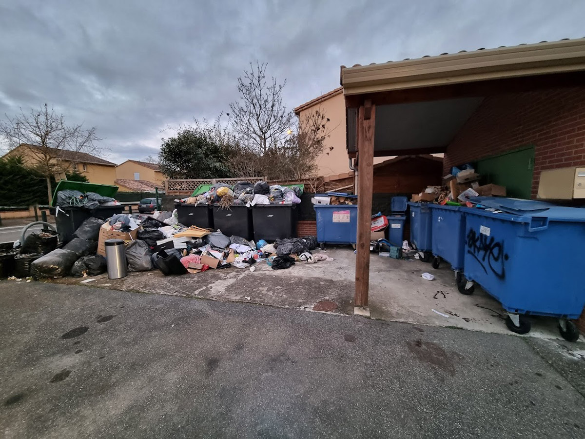 dam09fr's tweet photo. @Toulouse @jlmoudenc Il faut sortir cette crise des #déchets de toute urgence, on en arrive à des milliers d'euros de dommages parce qu'on est au stade ou on se fait incendier les poubelles et tout ce qui est autour ! #Toulouse https://t.co/yXPhZSFHQx