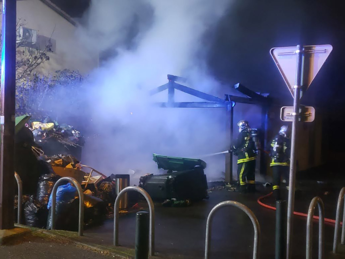 dam09fr's tweet photo. @Toulouse @jlmoudenc Il faut sortir cette crise des #déchets de toute urgence, on en arrive à des milliers d'euros de dommages parce qu'on est au stade ou on se fait incendier les poubelles et tout ce qui est autour ! #Toulouse https://t.co/yXPhZSFHQx
