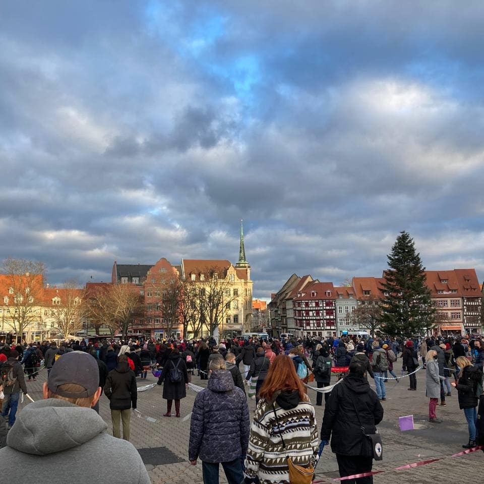 Heute waren wir bei der #menschenkette der @omasgegenrechts in #erfurt auf dem #domplatz und haben #gemeinsam mit 1.300 Menschen ein starkes Zeichen für #Solidarität und gegen den Hass &amp; die Hetze der sogenannten Querdenker*innen und ihren "Spaziergängen" gesetzt.
#dgb #dgbjugend