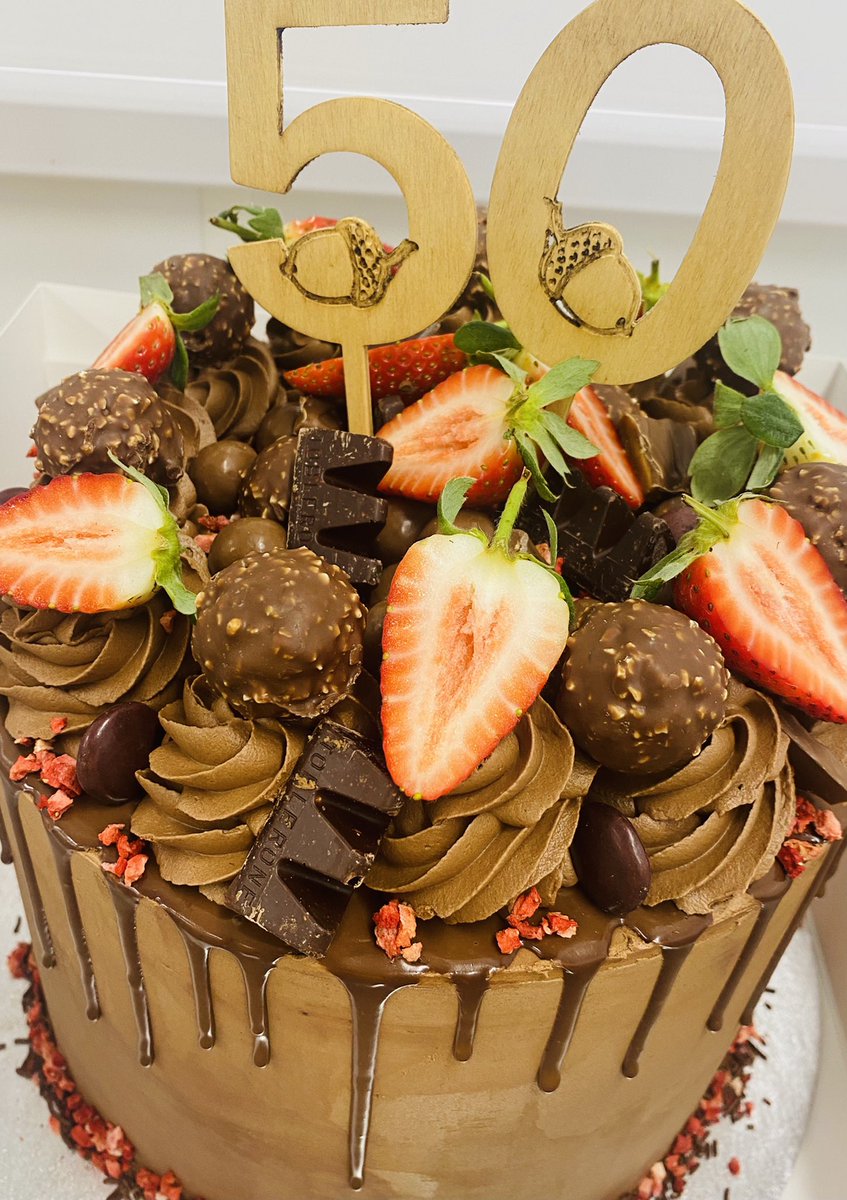 Who would love to tuck in to this on this rainy day? 

This birthday person certainly has a treat today #birthdaycake #Hampshire