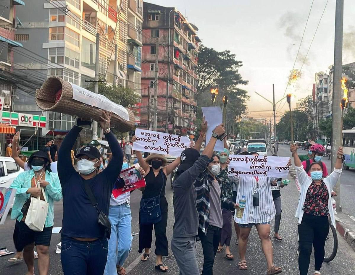 Protesters in Yangon set fire to portraits of Hun Sen and Min Aung Hlaing, as Cambodian Prime Minister Hun Sen refused the people of Burma's demand. #ShamelessHunSen #2022Jan8Coup #WhatsHappeningInMyanmar