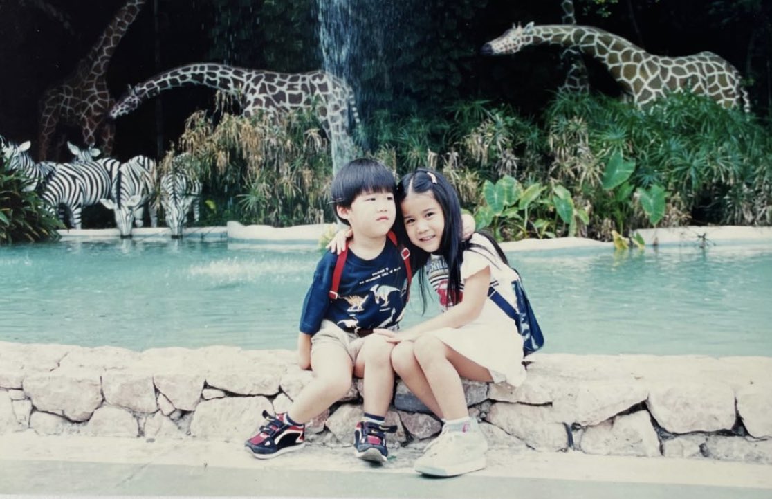 _muffinp's tweet image. ไดอารี่ของน้องปีปี🖍
ภารกิจตามหาดะโนเฉา🦖..
เนิ่มต้นออกเดินทางปีปีกอดคอเจ้เพชรแบบนิ้ ตามปีมาแนะ !
เข็มขัดแน่นเนียบน้อย เช็ก✅
ตะเป๋าเป้ฉั่ยตะหนม เช็ก✅
ยันมะเตอดะโนเฉาแวะเติมพะลันสักกะหน่อยหน่อย 🍫
🔚หมดวัน
เป้หาย เข็มขัดหาย ตะหนมหมดตะเป๋า ดะโนเฉามะเตอ ดะพัดเพิ่มมาหนึ่งอัน เช็ก✅