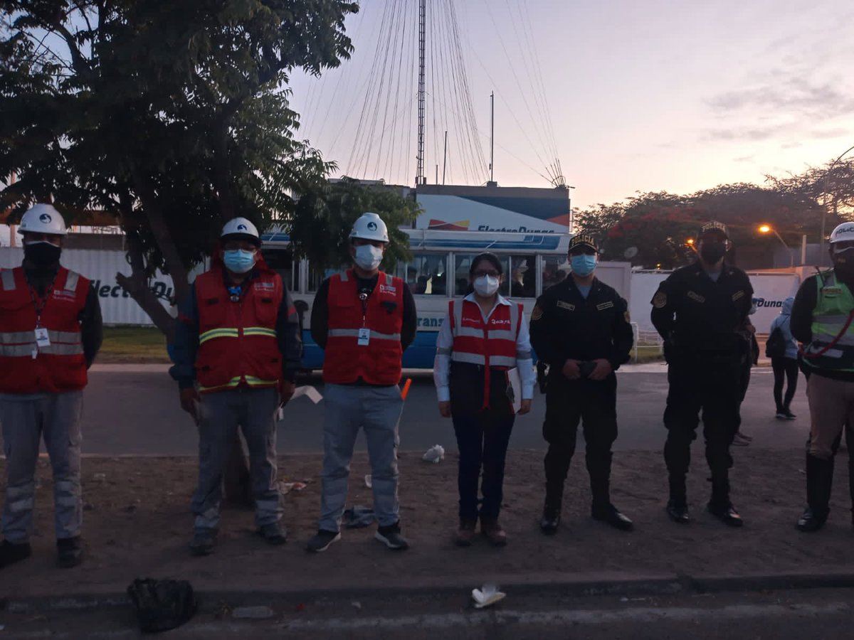 SunafilPeru's tweet photo. 📢#SUNAFILEnIca:
La #IREIca participó de operativo conjunto, desarrollado durante la madrugada, con representantes de @sutranperu y @PoliciaPeru, como parte del plan #ViajeSeguro, para fiscalizar vehículos que transportan trabajadores agrarios.
#SUNAFILCadaVezMásCercaDeTi👍🏼 https://t.co/0G0rGsJ78o