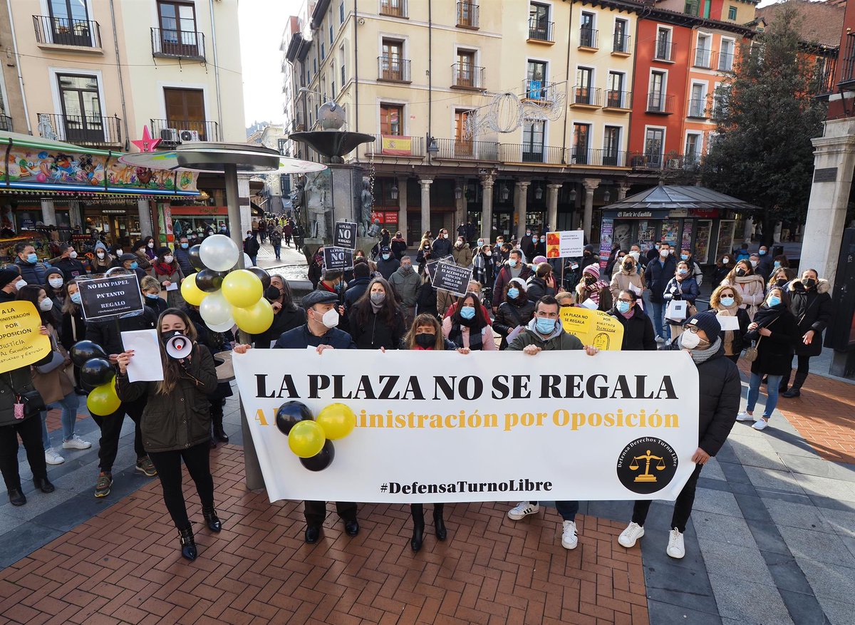TribunaVa's tweet photo. 📢 #Valladolid La plataforma Turno Libre se manifiesta contra "las injustas" medidas para reducir temporalidad @TurnoLibreDef

https://t.co/wIkxTUYdUK https://t.co/IYtIffkDeu