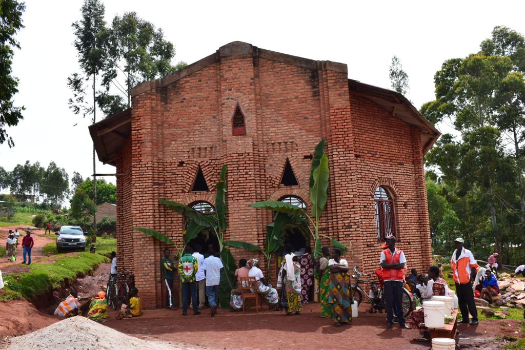 RTNBurundi's tweet photo. Les #Bagumyabanga du @CnddFdd en commune #Itaba @Gitega organise une fête
d'échanges de voeux. Les cérémonies débutent par une messe d'action de grâce célébrée à la succursale #Gihamagara. Le Secrétaire du @CNDD_FDDGitega et le Gouverneur de @Gitga prennent part à cette messe https://t.co/dK44s0t82V
