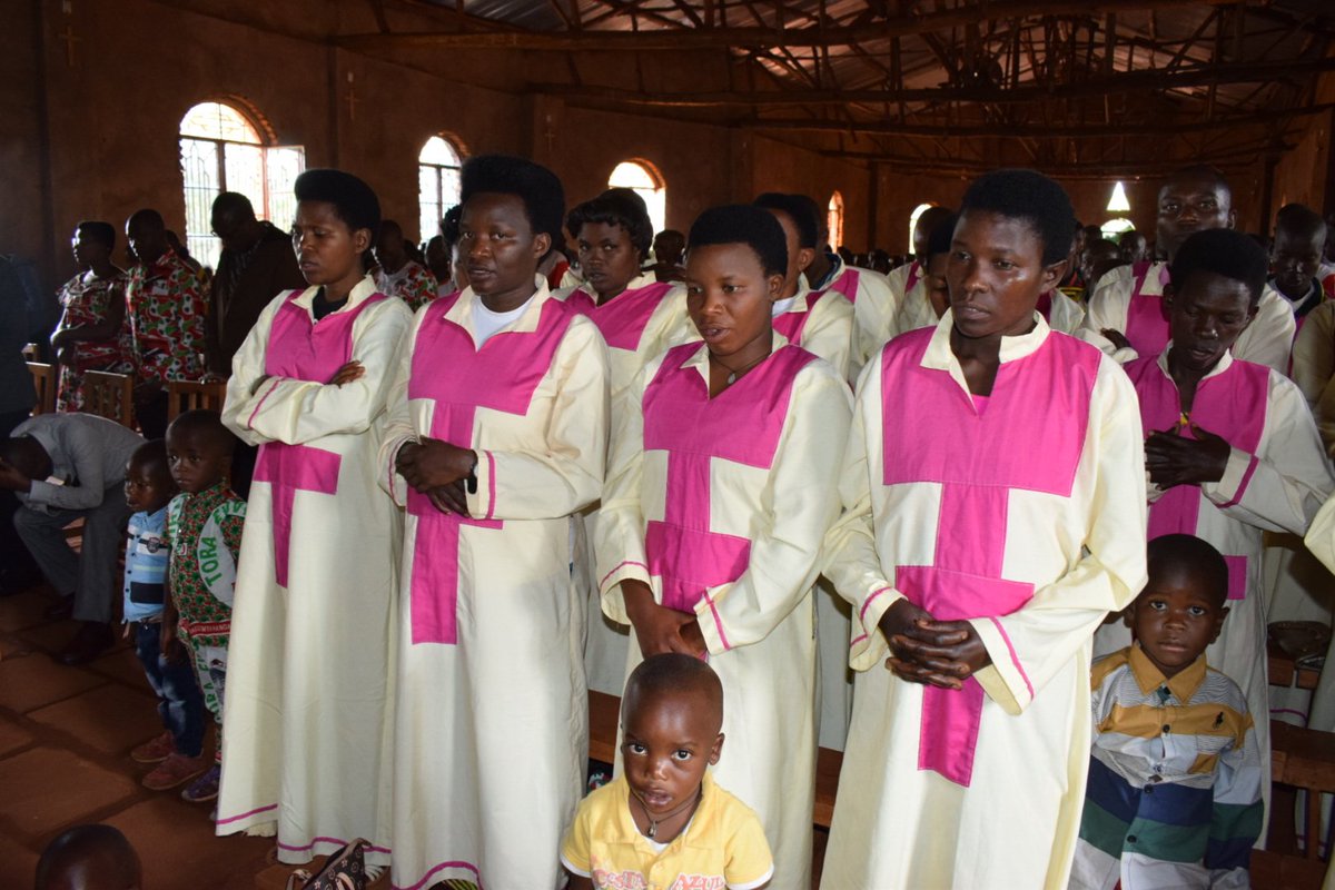 RTNBurundi's tweet photo. Les #Bagumyabanga du @CnddFdd en commune #Itaba @Gitega organise une fête
d'échanges de voeux. Les cérémonies débutent par une messe d'action de grâce célébrée à la succursale #Gihamagara. Le Secrétaire du @CNDD_FDDGitega et le Gouverneur de @Gitga prennent part à cette messe https://t.co/dK44s0t82V