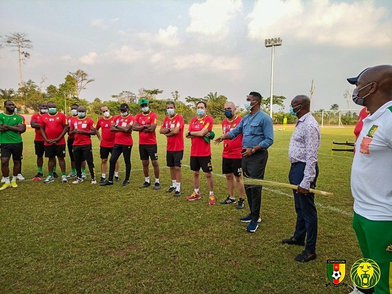 SamuelEtoo's tweet photo. Thank you @roger_milla_9 for joining the Indomitable Lions for their final preparations. Just over 24 hours to go until we go head to head with Burkina Faso and kick off #AFCON2021 🔥

#AFCON #AfricaCupOfNations #TeamCameroon https://t.co/qTGmhSIl26