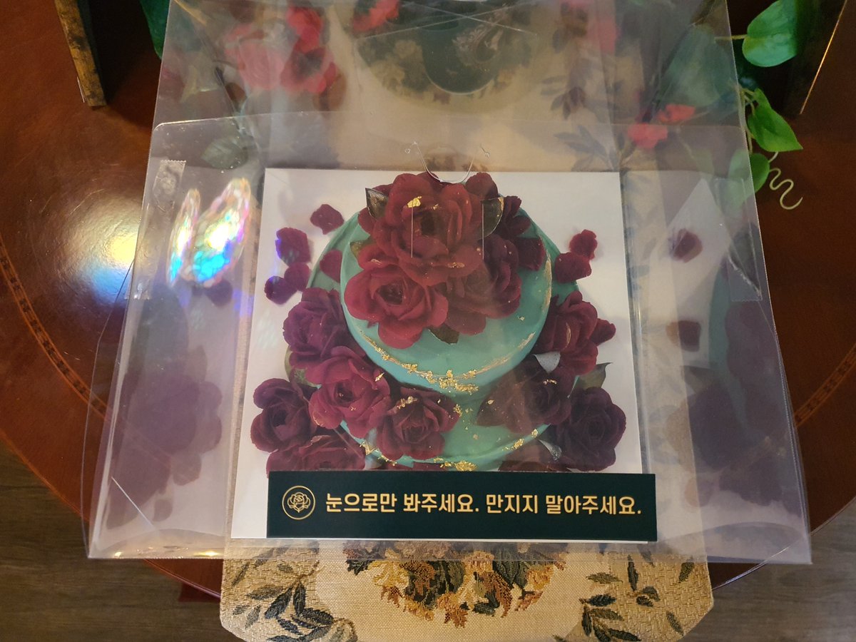 MANGGAECLOUD_'s tweet photo. 음료랑 빵 모두 맛있었던 태형 생일 카페 천장지구💜
특전도 너무 예쁘고, 곳곳에 있던 태형 사진이랑 그림도 너무 좋았습니다!
무엇보다 카페 분위기가 진짜 좋아요☺
이벤트 너무 감사드립니다🥰❤
#mood_Vday #moodv #무드뷔 https://t.co/D0hBLr2v7Q