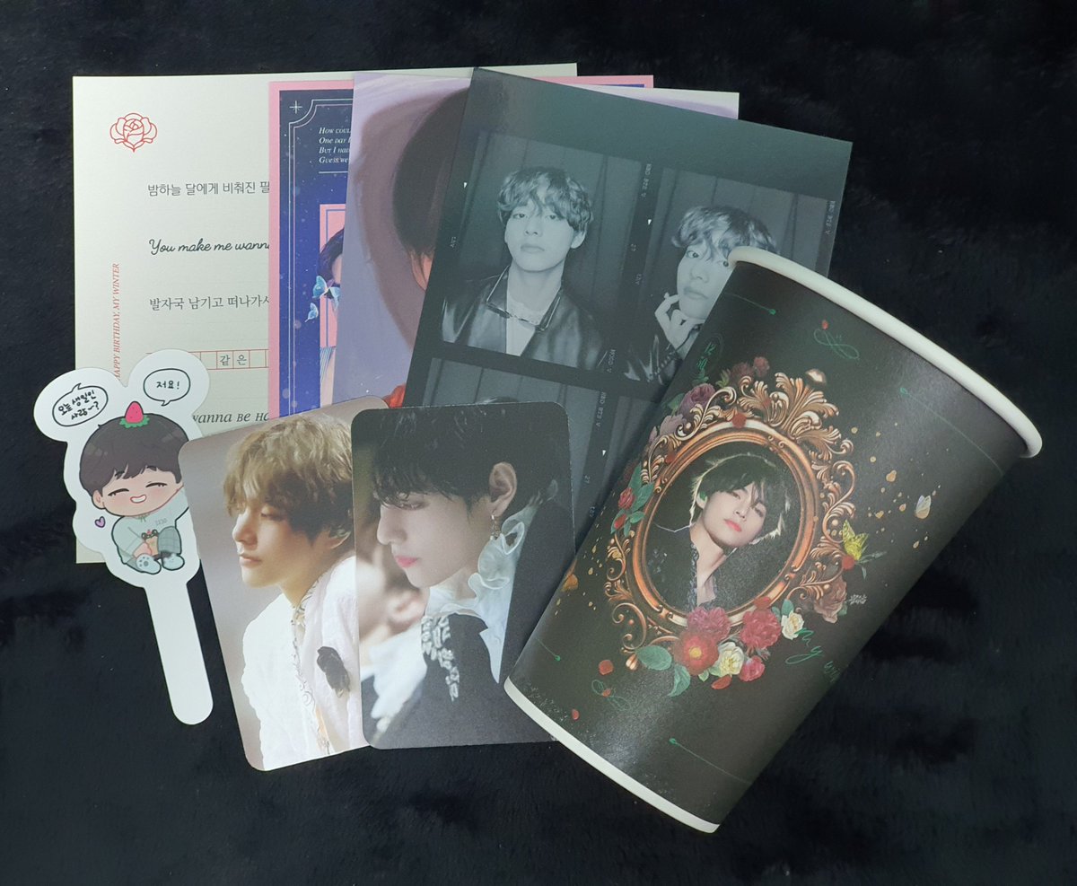 MANGGAECLOUD_'s tweet photo. 음료랑 빵 모두 맛있었던 태형 생일 카페 천장지구💜
특전도 너무 예쁘고, 곳곳에 있던 태형 사진이랑 그림도 너무 좋았습니다!
무엇보다 카페 분위기가 진짜 좋아요☺
이벤트 너무 감사드립니다🥰❤
#mood_Vday #moodv #무드뷔 https://t.co/D0hBLr2v7Q