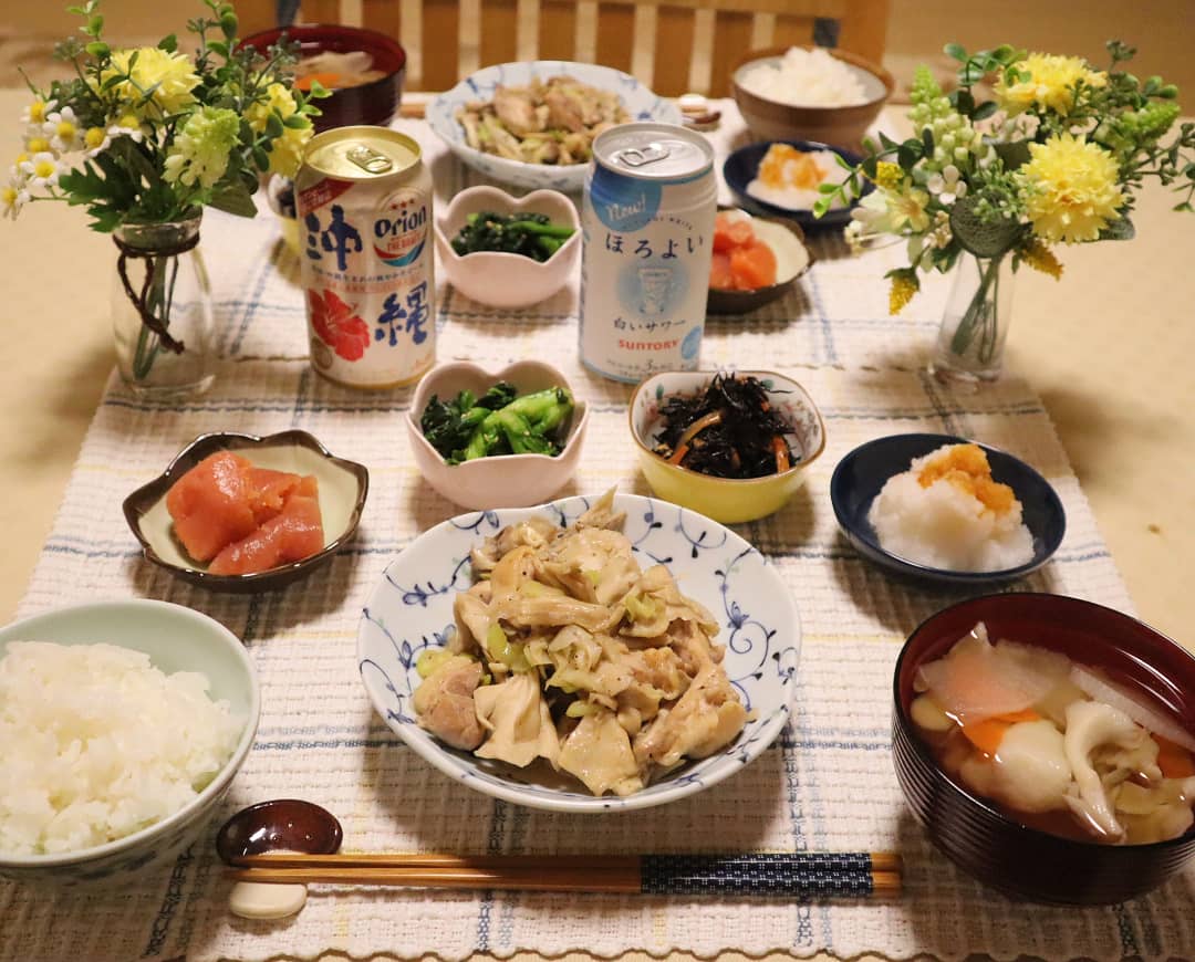 本日の晩ごはんは、鶏肉と舞茸、長ネギの炒め物を作りました。 お吸い物には、ハモのすり身のつみれ汁を作って頂きました。 白いご飯には辛子明太子❗美味しい😋🍴💕