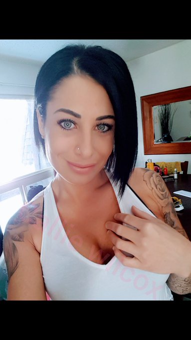 Have a awesome Saturday everyone ! ❤️💋 https://t.co/FHub3WAt3W