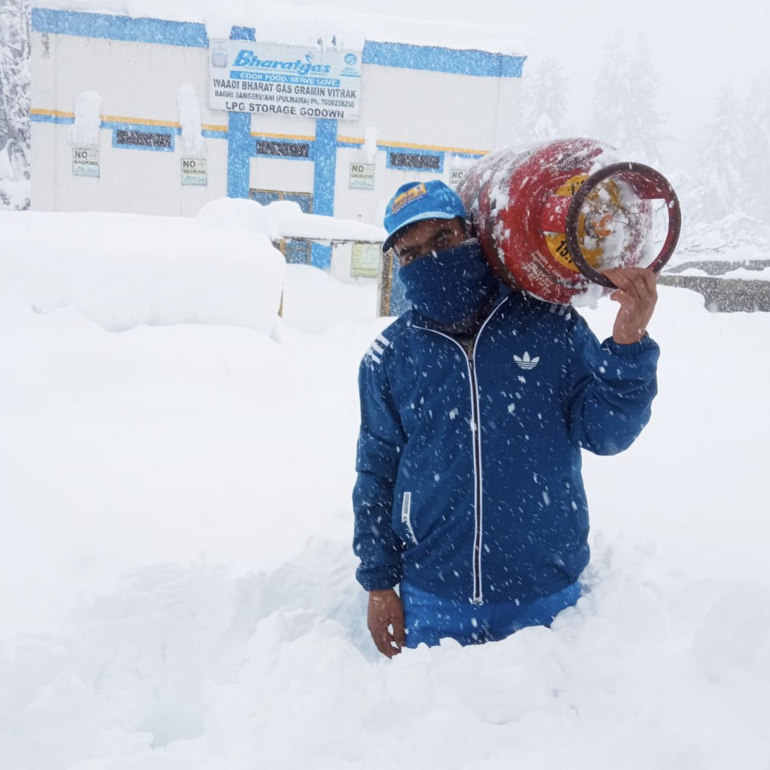 Bharat Petroleum (@bpclimited) on Twitter photo Rain, shine or snow storm, #Bharatgas delivery men are out serving our customers ! Sharing the image is from our distributor in #Pulwama Rain, shine or snow storm, #Bharatgas delivery men are out serving our customers ! Sharing the image is from our distributor in #Pulwama