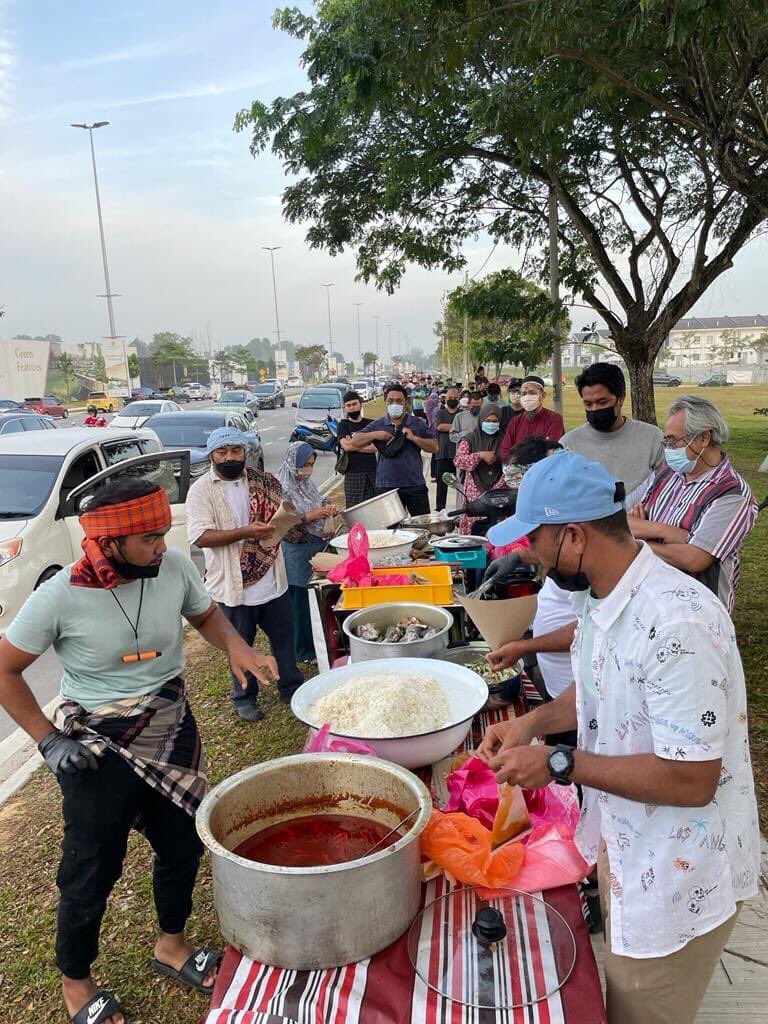 zhvrep's tweet photo. Bekas Chef hotel 5 bintang, Nasi Dagang Terengganu tepi jalan.

Lokasi: Puncak Alam https://t.co/dQzERN0DNu