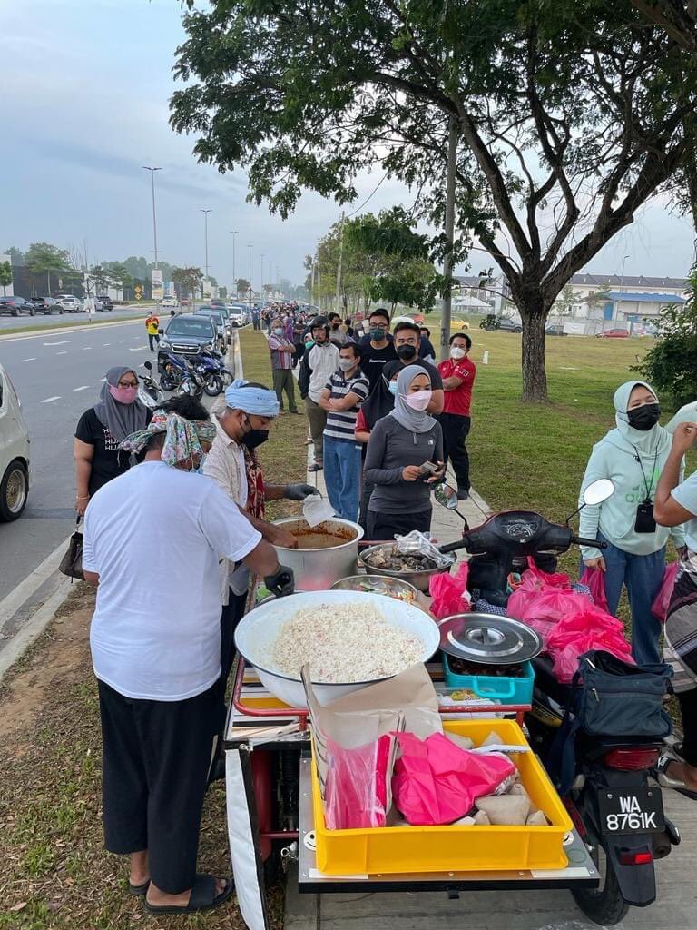 zhvrep's tweet photo. Bekas Chef hotel 5 bintang, Nasi Dagang Terengganu tepi jalan.

Lokasi: Puncak Alam https://t.co/dQzERN0DNu
