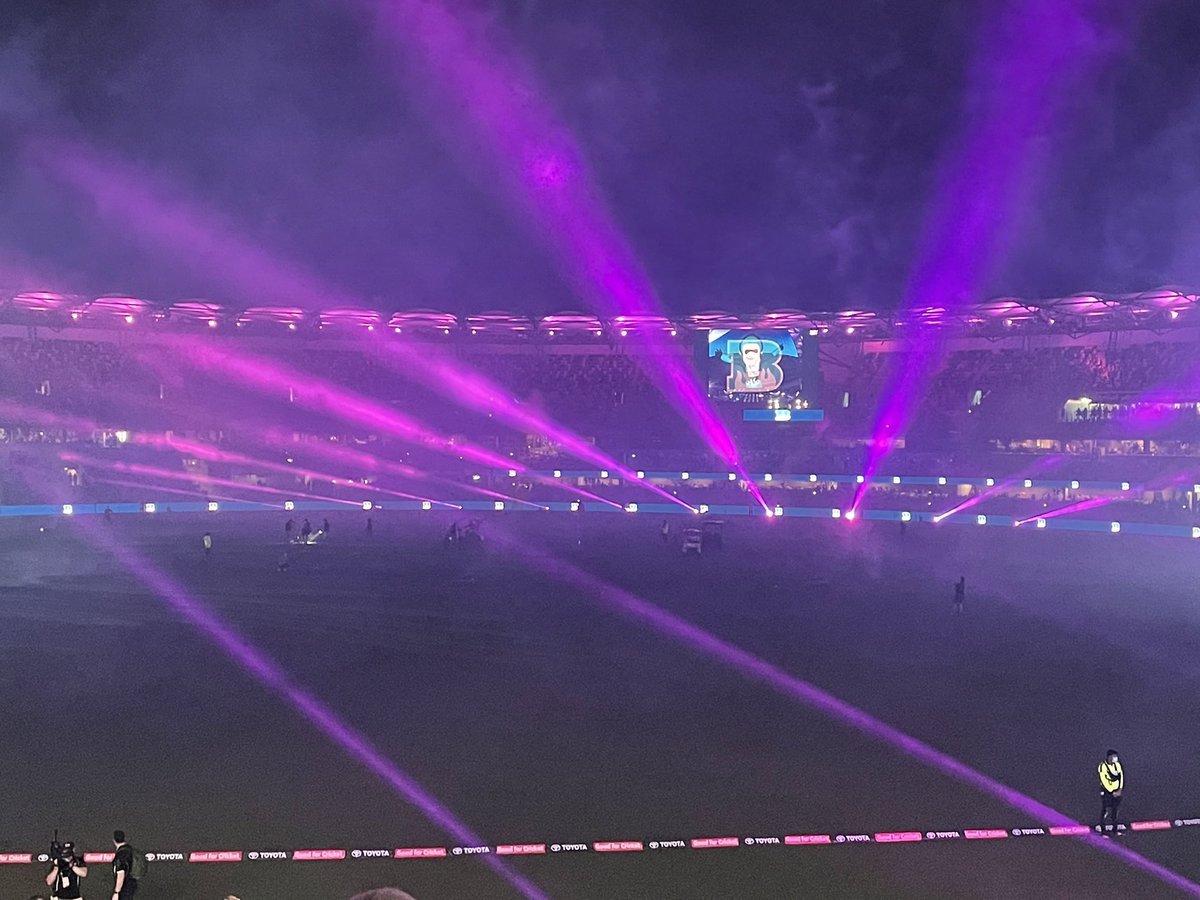 SportsMaiden's tweet photo. Always a good night out at @HeatBBL #BringtheHEAT #BBL11 https://t.co/YzuJBXZQn7