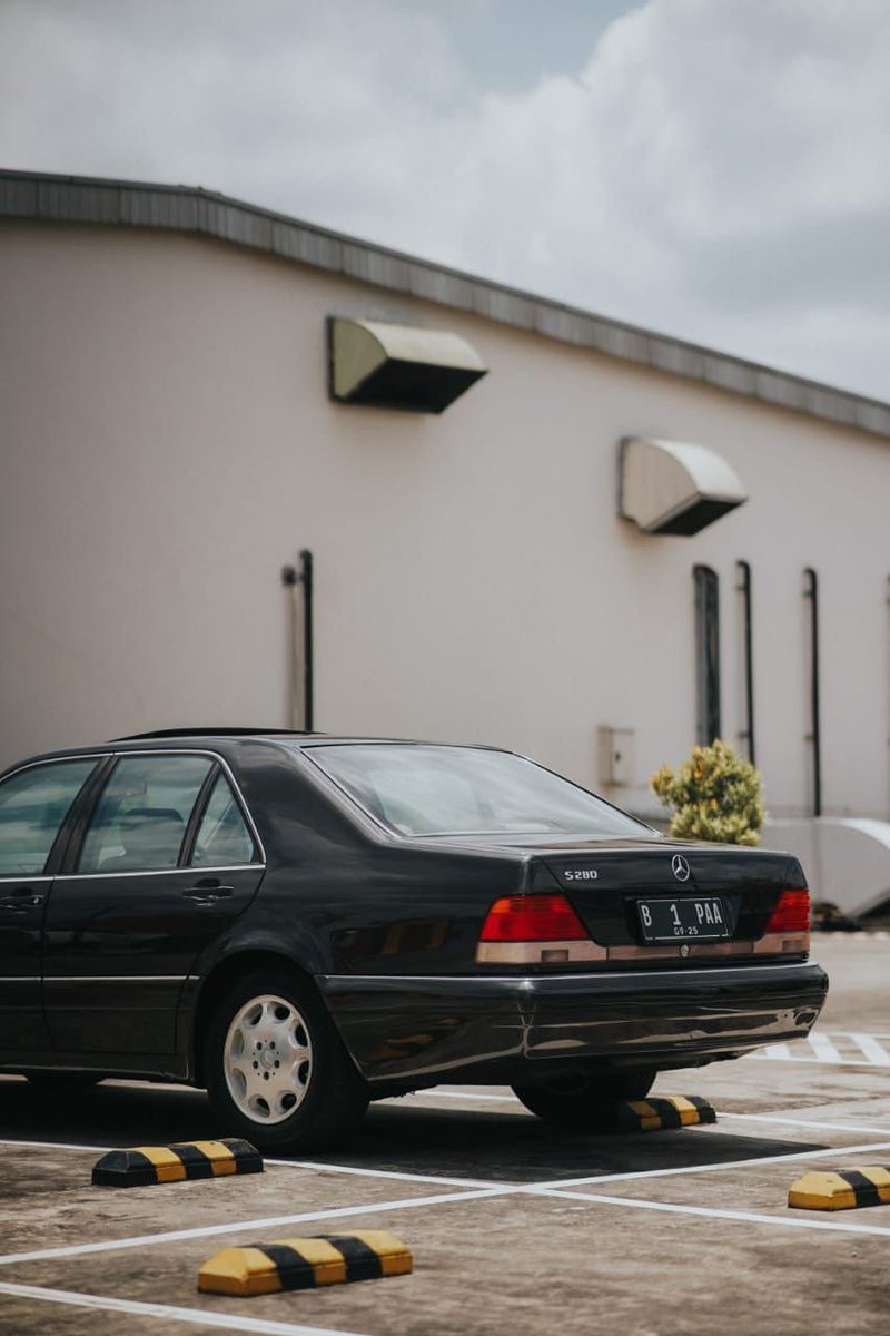 Mercedes Benz W140 S280 SWB short wheelbase, tahun 1995, interior beige, top condition, Kilometer 57rban.
Weekend car yg pas banget buat lobi2 bisnis sembari bermain golf di hari minggu bersama kolega. 😁