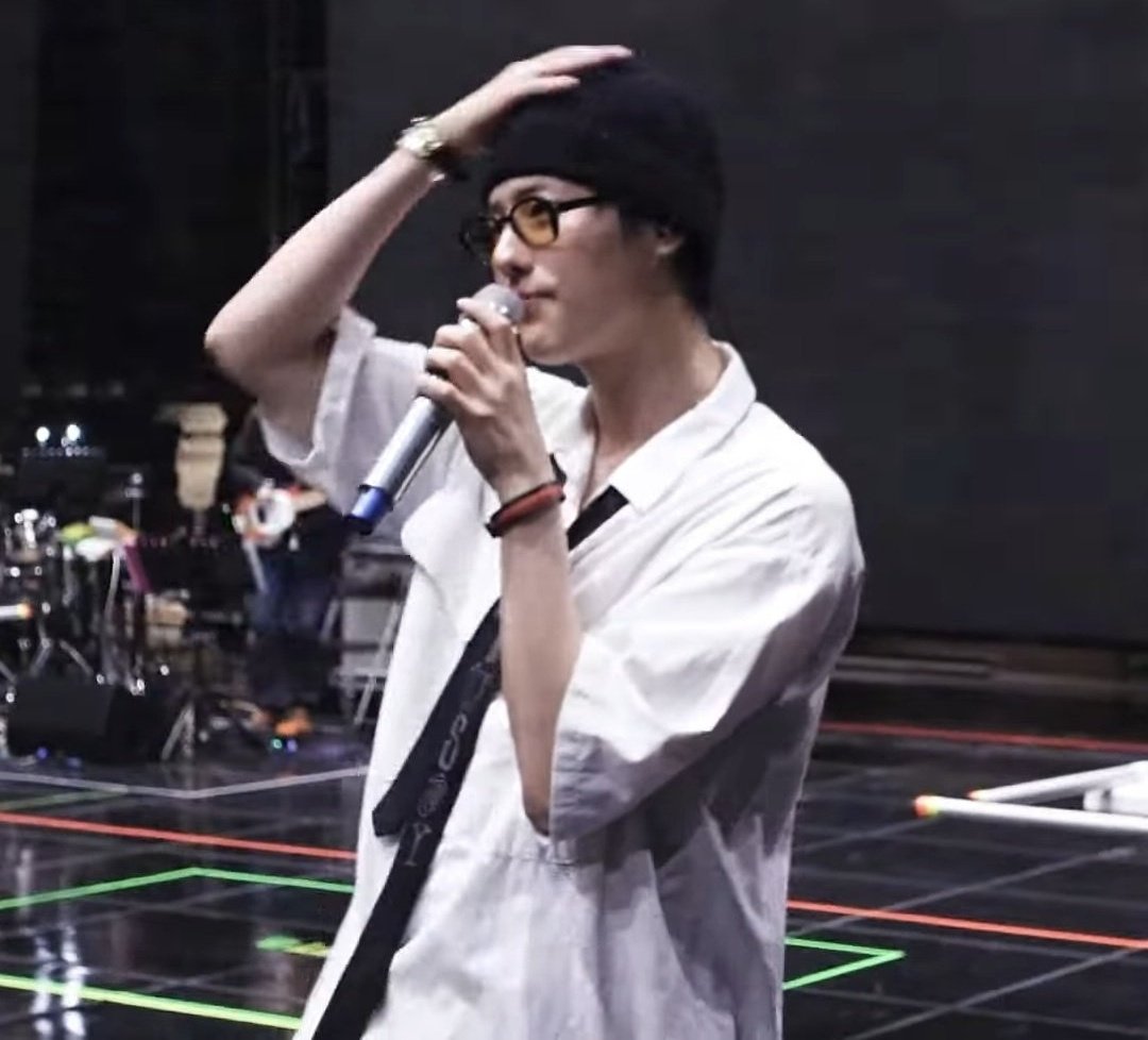 Deleten9's tweet photo. ซึงยอนตอนใส่แว่นคือฮอตไม่ไหวว หล่อมากเท่มากกกก แล้วแง้วมากกกฮื่ออออ🔥:) https://t.co/pzedRgcHQ0