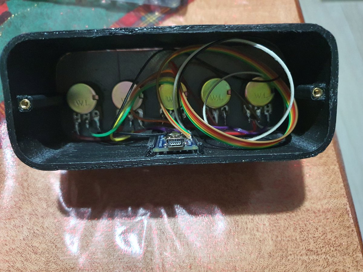 daga_la's tweet image. Un paio di mesi fa ero alla ricerca di un mixer volume fisico ma dopo aver trovato la soluzione non volevo spendere 70$ allora, in queste vacanze di Natale, alla modica cifra di 17€ ho comprato 5 potenziometri un Arduino et voilà 😄 #PCPanel