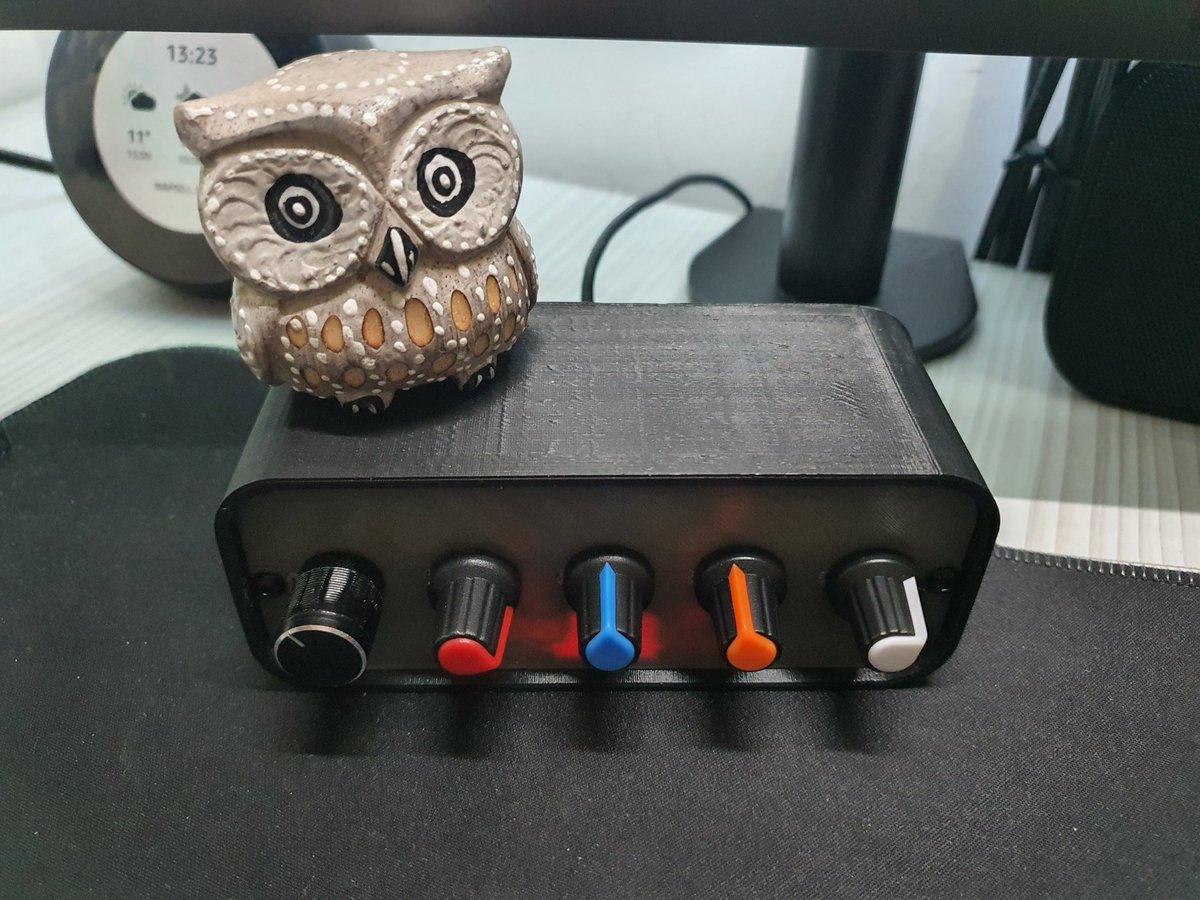 daga_la's tweet image. Un paio di mesi fa ero alla ricerca di un mixer volume fisico ma dopo aver trovato la soluzione non volevo spendere 70$ allora, in queste vacanze di Natale, alla modica cifra di 17€ ho comprato 5 potenziometri un Arduino et voilà 😄 #PCPanel