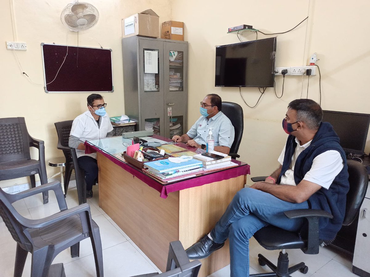 MamlatdarC's tweet photo. યુ.પી.એચ.સી રૂસ્તમવાડી મુલાકાત લ‌‌ઈ હાજર મેડિકલ ઓફિસર ‌શ્રી સાથે કોવીડ-19‌‌ ની સ્થિતિ અંગે જરૂરી ચર્ચા કરી પુરતા પ્રમાણમાં દવા નો જથ્થો, વેકશીન. આર.ટી.પીસી.આર. એન્ટિજન ટેસ્ટીગ  કીટ ઉપલબ્ધ રાખવા જરૂરી સુચના આપવામાં આવી@CollectorNav https://t.co/51XQAulo5c
