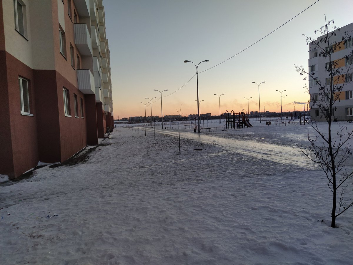 Вот так выглядят тротуары в <a href="/volgarsamara/">Волгарь г.Самара</a> . Ниразу за зимний период не видел уборку. Уборка исключительно вдоль подъездов. А остальные тротуары как бесхозные в 18 квартале. Естественно разок упал, устоять там шансов нет. Бесплатный каток от <a href="/D_Azaroff/">Дмитрий Азаров</a> .

<a href="/Khinshtein/">Александр Хинштейн</a>
<a href="/AA_Korobkov/">Алексей Коробков</a>