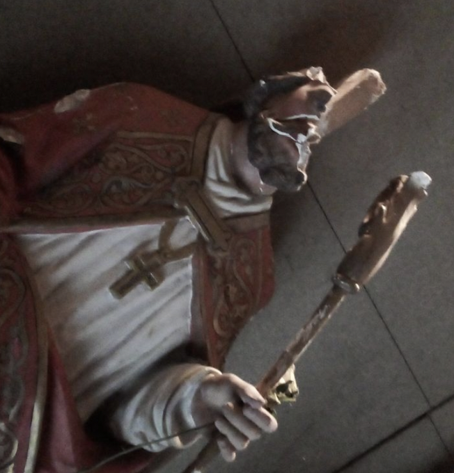 La statue de l'évêque Saint Denis décapitée dans la chapelle de la Basilique Saint-Denis