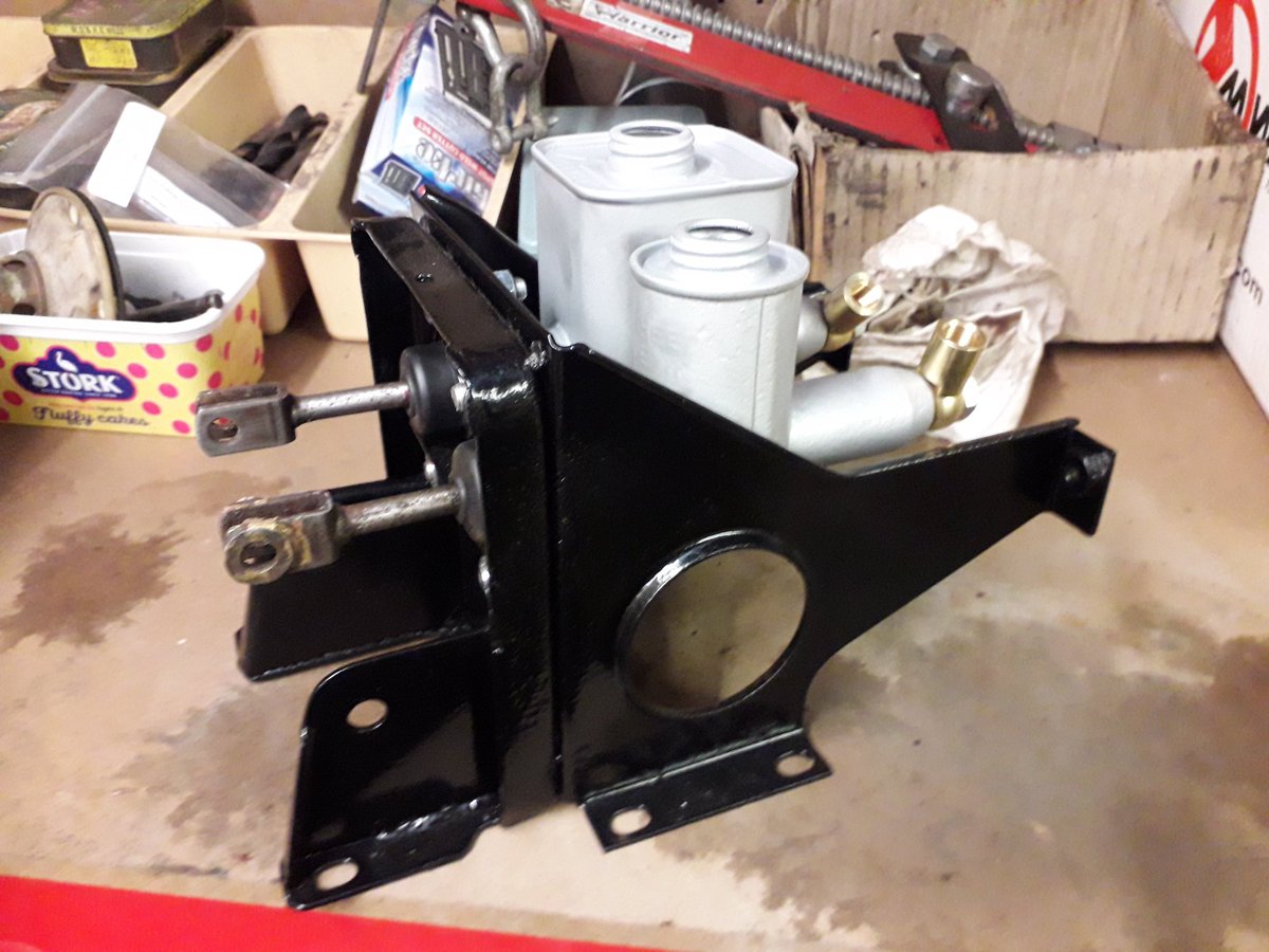Shiney shiney 

#MGB master cylinders recently overhauled 

#classiccar #restoration #Stockport #SBS #kingof