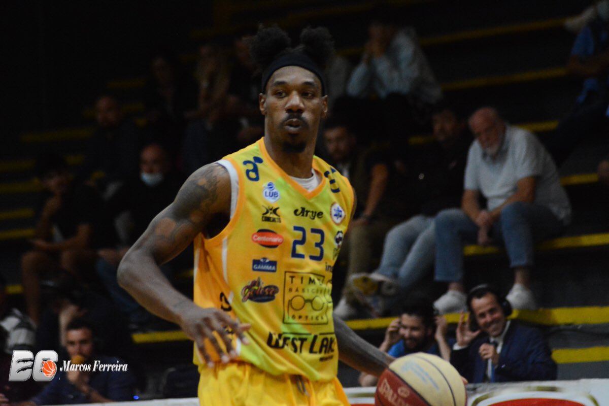 FHSports10's tweet photo. #LUB - GERMAIN JORDAN nuevamente brillando para un nuevo triunfo de @Hebraica_Macabi 

📊 21 pts/7 reb/4 ast/ + 23 val 

👉 Desde su llegada el equipo ganó 5 de los 6 partidos jugados 👌

📸 @basquetcaliente @LUB_Uy 🇺🇾 https://t.co/zEQj2No6OI