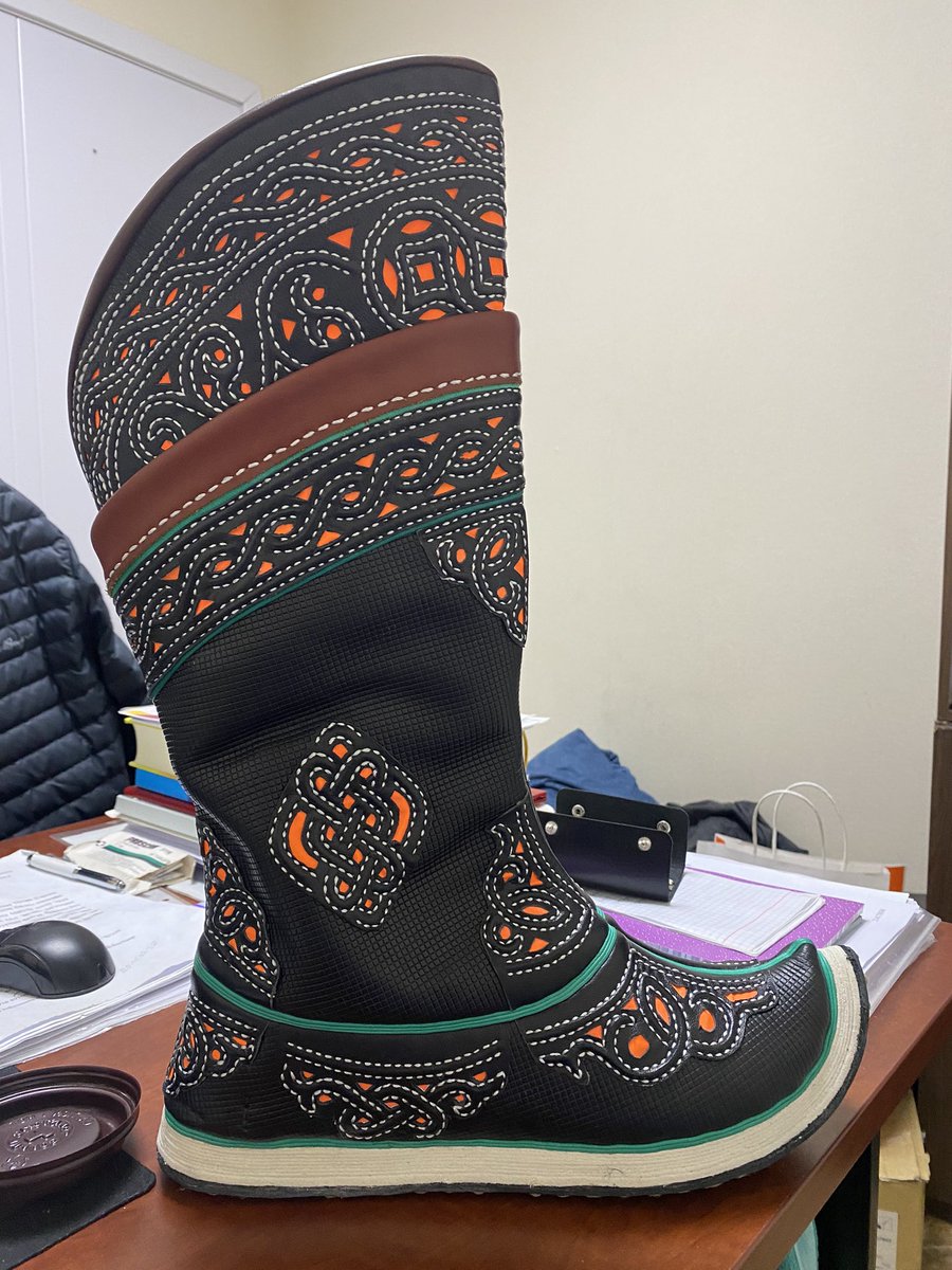 Энэ гутал нэг хүний захиалга байгаа юм
Ямар болж бүгдийг гараар эсгэж оёж хийсэн юм
15 жил гутал хийсэн уран хүний хийц
Голох өөлөх юм бна уу