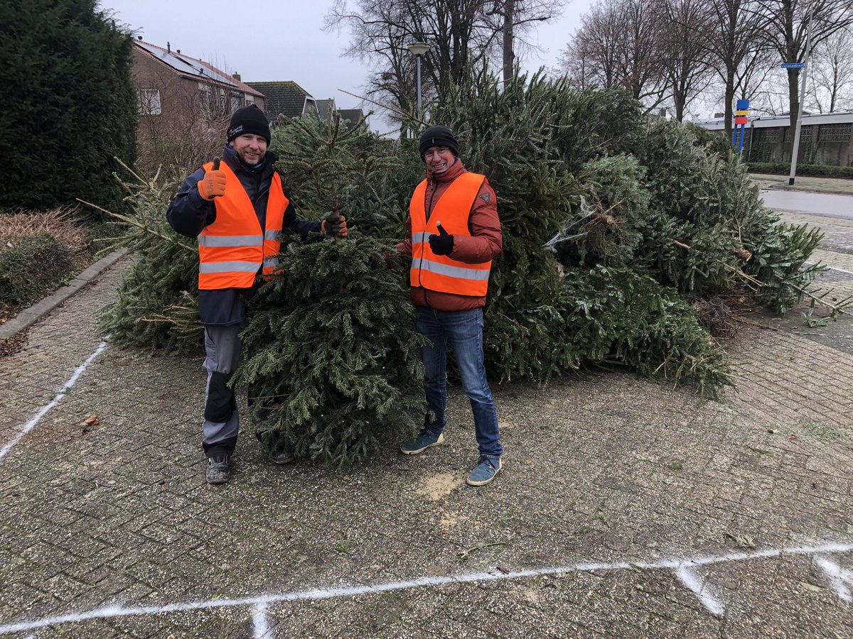 Samen met <a href="/EerdJeroen/">Jeroen van Eerd</a> voor <a href="/Trumelo/">Trumelo</a> en <a href="/gemeenteWMW/">West Maas en Waal</a> kerstbomen ingezameld in Dreumel