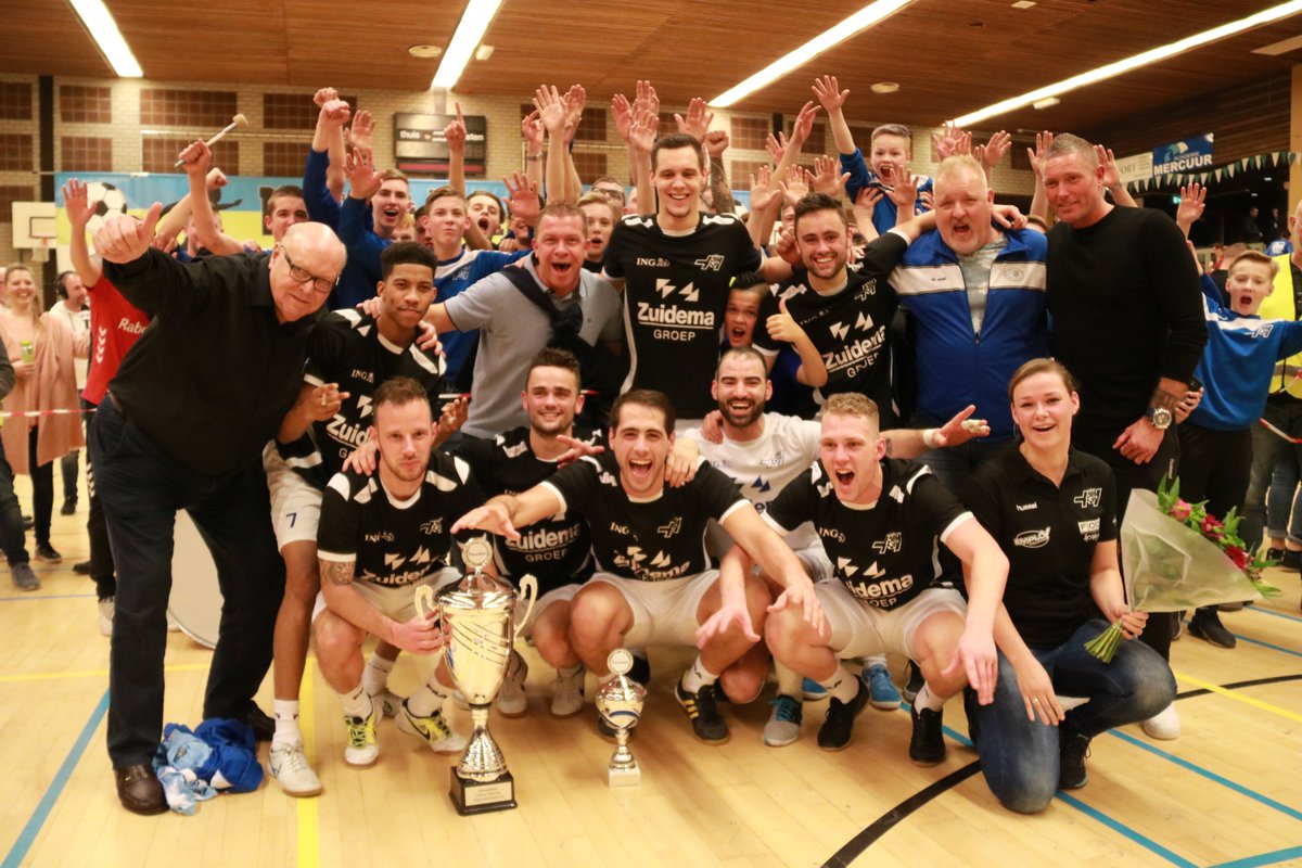 De dag van de finale ...

Vandaag zou de finale van het Protos Weering Zaalvoetbaltoernooi worden gespeeld. Voor het tweede achtereenvolgende jaar moeten we het echter zonder doen. We zullen het dus nog even moeten doen met de beelden van 2020.

youtube.com/watch?v=-qlsK1…

<a href="/vvProtos/">v.v. Protos</a>