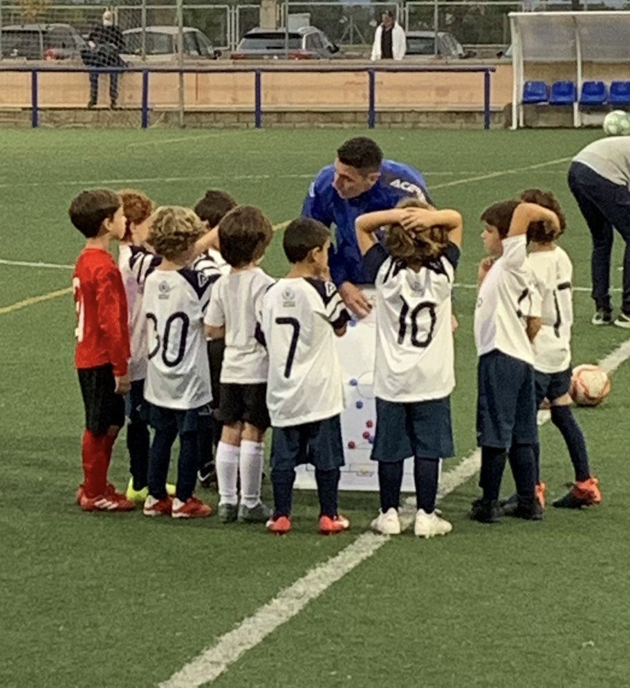 Que frías son las Navidades sin competición en fútbol base, hoy ha vuelta a rodar y hemos vuelto a disfrutar. Como se ha echado de menos estas 2 semanas ⚽️😃 #formadores @cf_union <a href="/FFCV_info/">FFCV</a>