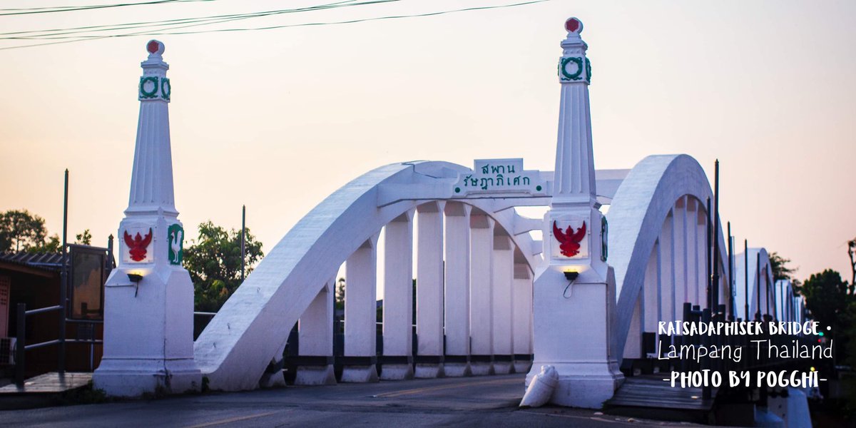 POGGHI's tweet photo. สะพานรัษฏาภิเศก ประวัติศาสตร์งามคลาสสิคแห่งลำปาง

เดิมเคยเป็นสะพานไม้ที่ใหญ่ที่สุดในประเทศ แต่ที่เห็นวันนี้ คือ รุ่นที่สาม สร้างในปี ๒๔๖๐ 

สมัยสงครามโลกครั้งที่สอง สะพานรอดพ้นจากการโดนฝ่ายพันธมิตรทิ้งระเบิดมาได้ และยืนหยัดความงามเป็นหนึ่งในสัญลักษณ์เมืองลำปางมาจวบจนปัจจุบัน https://t.co/AQ8J4CabN1