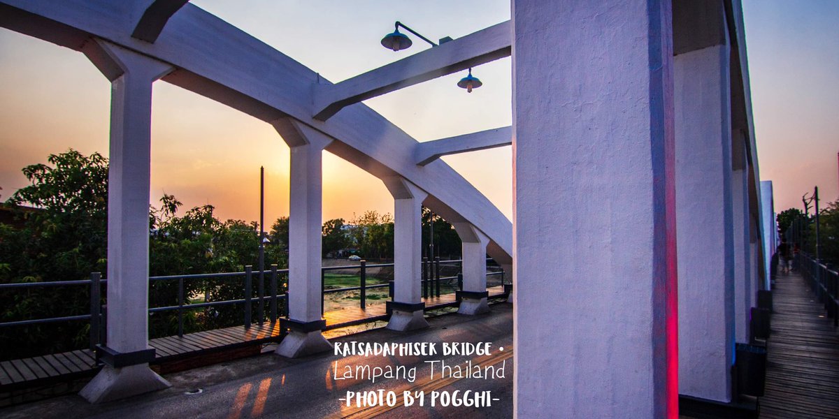 POGGHI's tweet photo. สะพานรัษฏาภิเศก ประวัติศาสตร์งามคลาสสิคแห่งลำปาง

เดิมเคยเป็นสะพานไม้ที่ใหญ่ที่สุดในประเทศ แต่ที่เห็นวันนี้ คือ รุ่นที่สาม สร้างในปี ๒๔๖๐ 

สมัยสงครามโลกครั้งที่สอง สะพานรอดพ้นจากการโดนฝ่ายพันธมิตรทิ้งระเบิดมาได้ และยืนหยัดความงามเป็นหนึ่งในสัญลักษณ์เมืองลำปางมาจวบจนปัจจุบัน https://t.co/AQ8J4CabN1