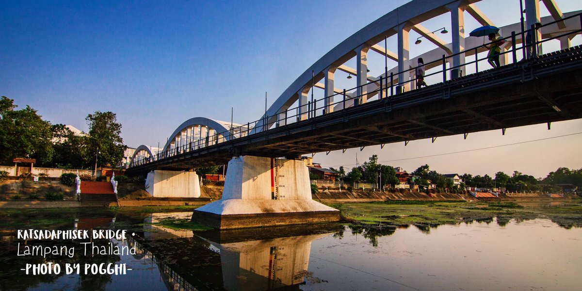 POGGHI's tweet photo. สะพานรัษฏาภิเศก ประวัติศาสตร์งามคลาสสิคแห่งลำปาง

เดิมเคยเป็นสะพานไม้ที่ใหญ่ที่สุดในประเทศ แต่ที่เห็นวันนี้ คือ รุ่นที่สาม สร้างในปี ๒๔๖๐ 

สมัยสงครามโลกครั้งที่สอง สะพานรอดพ้นจากการโดนฝ่ายพันธมิตรทิ้งระเบิดมาได้ และยืนหยัดความงามเป็นหนึ่งในสัญลักษณ์เมืองลำปางมาจวบจนปัจจุบัน https://t.co/AQ8J4CabN1