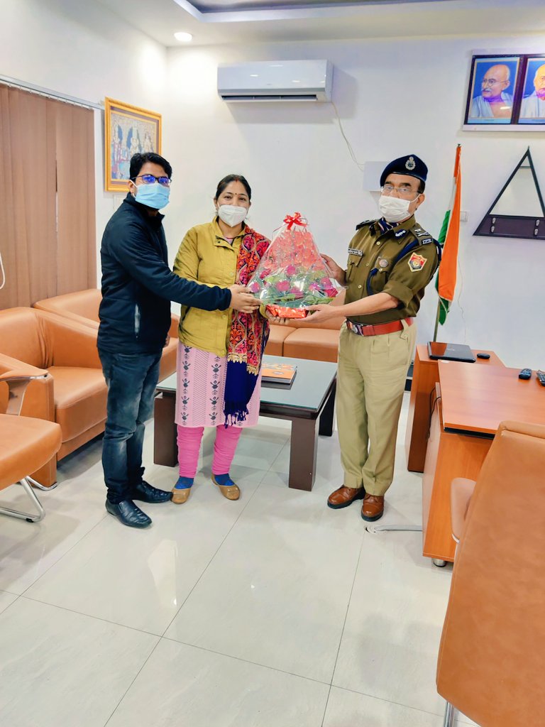 NHRDI1's tweet photo. आज अयोध्या मण्डल के पुलिस महानिरीक्षक श्री कवींद्र प्रताप सिंह जी से आत्मीय मुलाकात हुई ,और साथ मे ज़िले के स्वधार गृह अयोध्या की अधीक्षका श्रीमती कविता मिश्रा और संस्थान के मुख्य कार्यकारी श्री नितिन कुमार जी का साथ मिला। @igrangeayodhya @ayodhya_police @dgpup @NitinkKanojiya https://t.co/EFh1mIMeuc