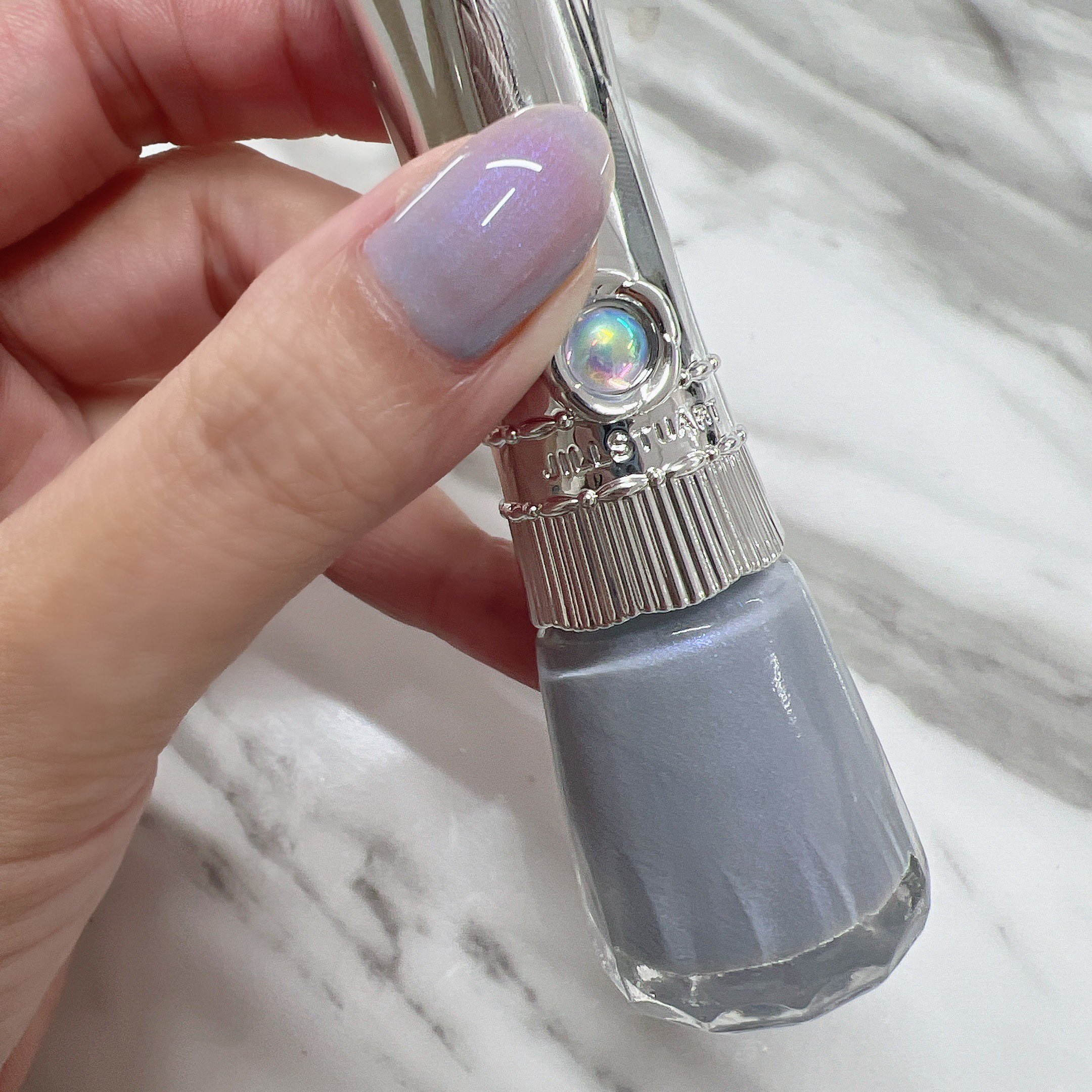 くろねこ 22年初買はジルスチュアート 店員 さんのアイメイクが可愛くてそのまま真似して買おうとしたら 横に置かれたネイルがとても可愛いくて ブルーな偏光 一度塗りで綺麗に発色 でもペタッと白くならないシアー感が良い 指先に透明感が集まる 冬