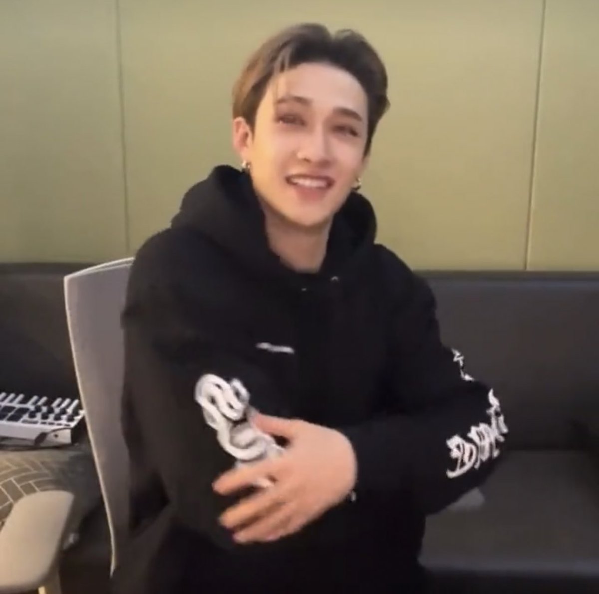 LSMFRANCE's tweet photo. [ NEWS ] 

Chan, leader and member of SKZ said Lisa bought him this 800$ hoodie as a gift for his birthday during his live. 

“I think it’s my new favorite hoodie right now” 

#LISA #리사 #BLACKPINK #블랙핑크 @BLACKPINK https://t.co/MrUWtSzHIz