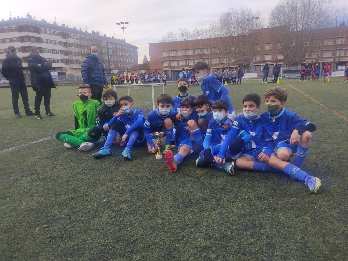 ComillasCF's tweet photo. 🏆 🔵 CANTERA 🔵 🏆 | Nuestro 2012 se ha proclamado campeón del torneo de Ajuria Vitoria! ENHORABUENA!!! Vamos azules! 💪🔵⚽️ #somosazules https://t.co/N5k0GrRqhN