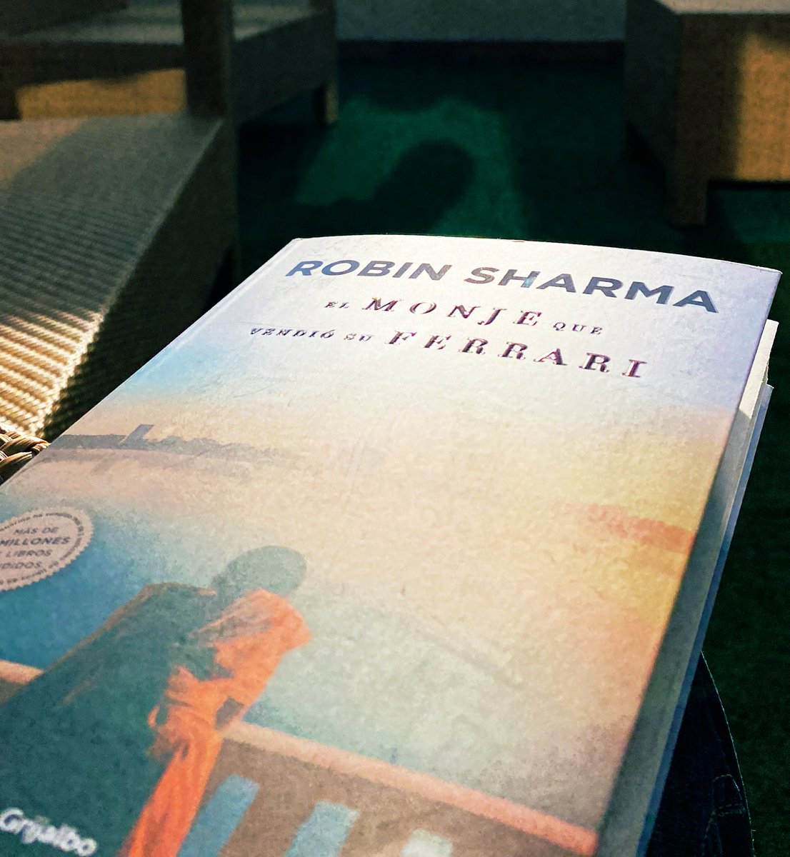 Un regalo doble!!! Me lo envió un cliente por mi cumpleaños y cómo me está ayudando! Gracias. <a href="/RobinSharma/">Robin Sharma</a>