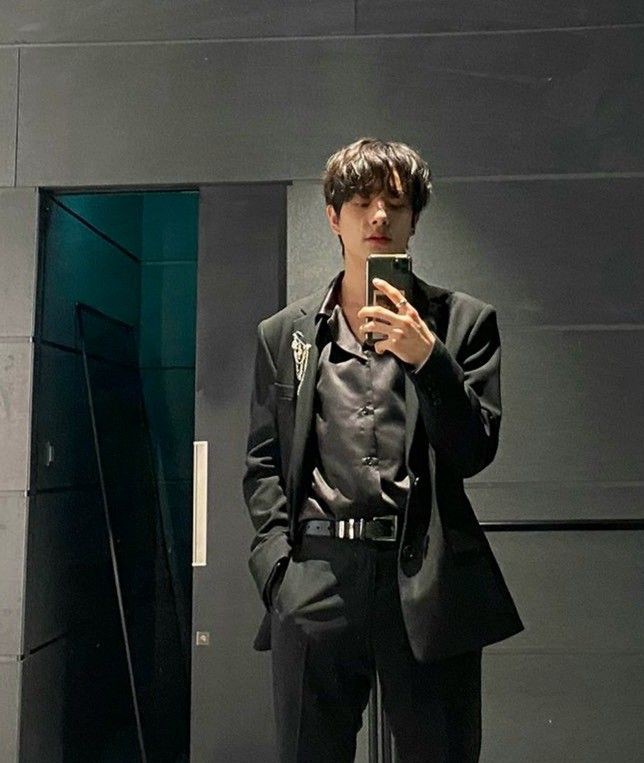 zaraaheeseung's tweet photo. Miror Selfie with Jake 😎

#ENSD #ENGENESelcaDay #ENGENE #JAKE #ENHYPEN_JAKE #ENHYPEN @ENHYPEN_members @ENHYPEN https://t.co/MmIV3CpMd8